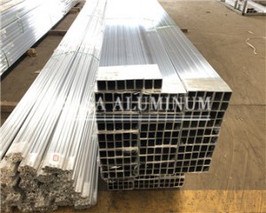 Tube carré en aluminium